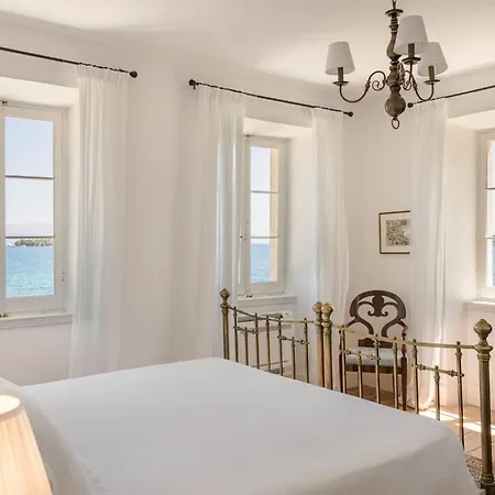 Magnificent Seafront Corfu 5 En-suite Bedrooms The Durrells House Historic Elegance Modern Luxuries Direct Access Private, ヴィラ *