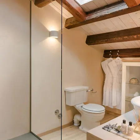 Magnificent Seafront Corfu 5 En-suite Bedrooms The Durrells House Historic Elegance Modern Luxuries Direct Access Private, ヴィラ *