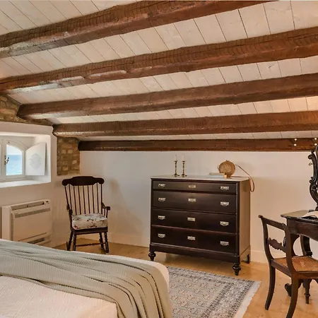 ヴィラ Magnificent Seafront Corfu 5 En-suite Bedrooms The Durrells House Historic Elegance Modern Luxuries Direct Access Private, コルフ島