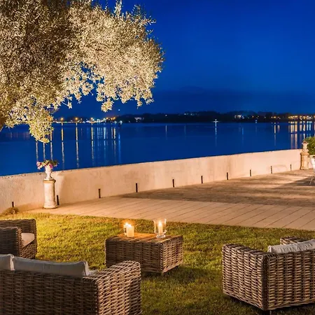 Magnificent Seafront Corfu 5 En-suite Bedrooms The Durrells House Historic Elegance Modern Luxuries Direct Access Private, ヴィラ *