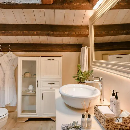 Magnificent Seafront Corfu 5 En-suite Bedrooms The Durrells House Historic Elegance Modern Luxuries Direct Access Private, ヴィラ *
