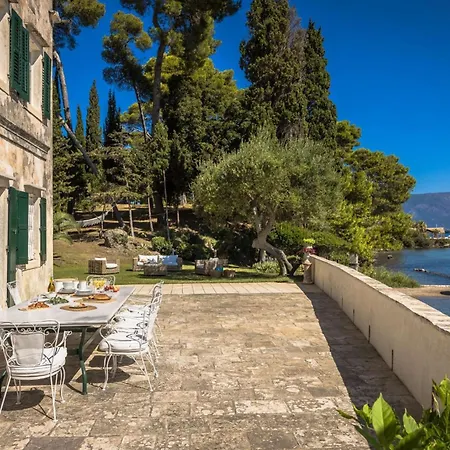 ヴィラ Magnificent Seafront Corfu 5 En-suite Bedrooms The Durrells House Historic Elegance Modern Luxuries Direct Access Private, *