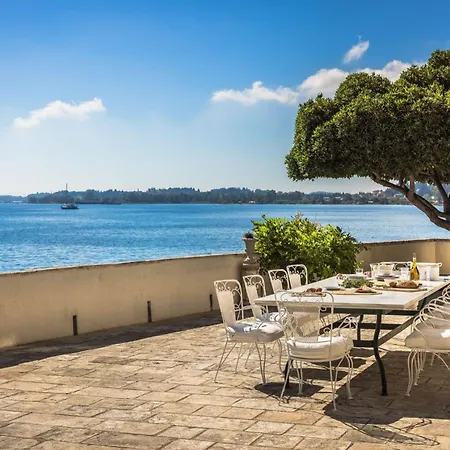 ヴィラ Magnificent Seafront Corfu 5 En-suite Bedrooms The Durrells House Historic Elegance Modern Luxuries Direct Access Private, コルフ島