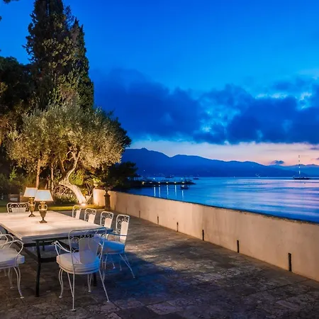 Magnificent Seafront Corfu 5 En-suite Bedrooms The Durrells House Historic Elegance Modern Luxuries Direct Access Private, ヴィラ *