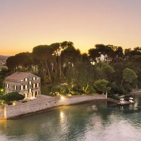 Villa Magnificent Seafront Corfu 5 En-suite Bedrooms The Durrells House Historic Elegance Modern Luxuries Direct Access Private, Corfu (city)
