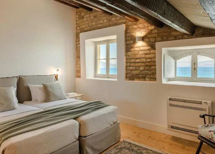 Magnificent Seafront Corfu 5 En-suite Bedrooms The Durrells House Historic Elegance Modern Luxuries Direct Access Private, Villa Corfu (city)