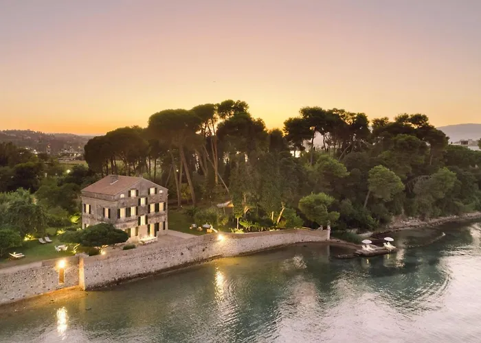 Villa Magnificent Seafront Corfu 5 En-suite Bedrooms The Durrells House Historic Elegance Modern Luxuries Direct Access Private, Corfu (city)
